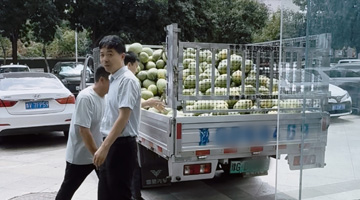 助农送清凉｜河南锦绣电器董事长自购2000斤西瓜，慰问一线安装工